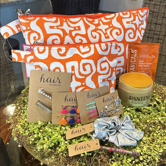 Buckhead Betties Orange/White Cosmetic Bag Set with Hair Care & Accessories NWT - Picture 4 of 9